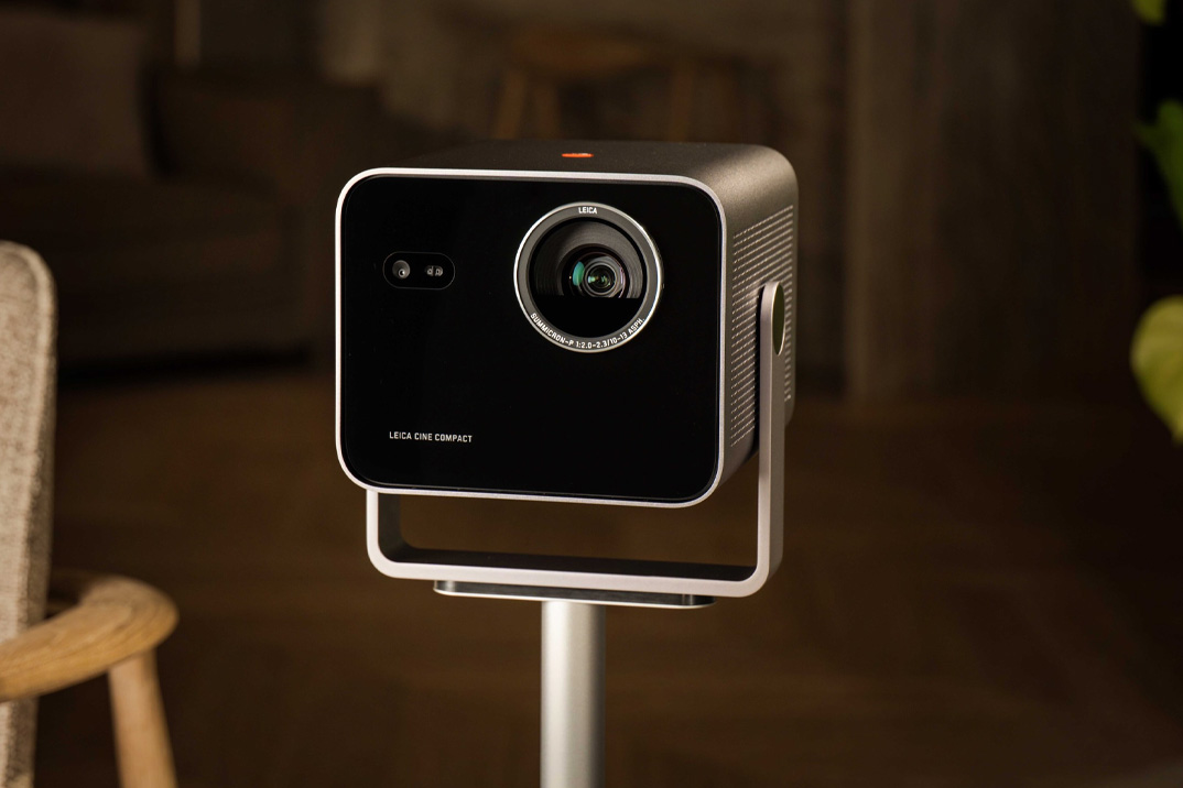 Leica reduz seu home cinema para um projetor 4K que você pode apontar para qualquer lugar