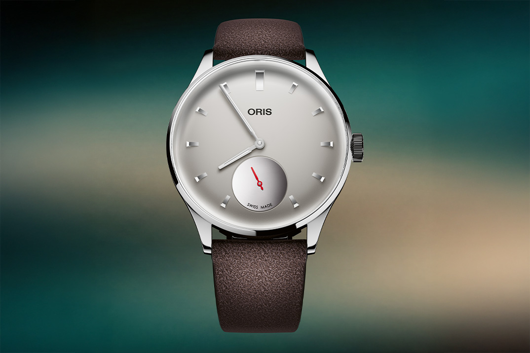 Oris comemora 122 anos com o primeiro Artelier interno e esconde um urso arco-íris nas costas
