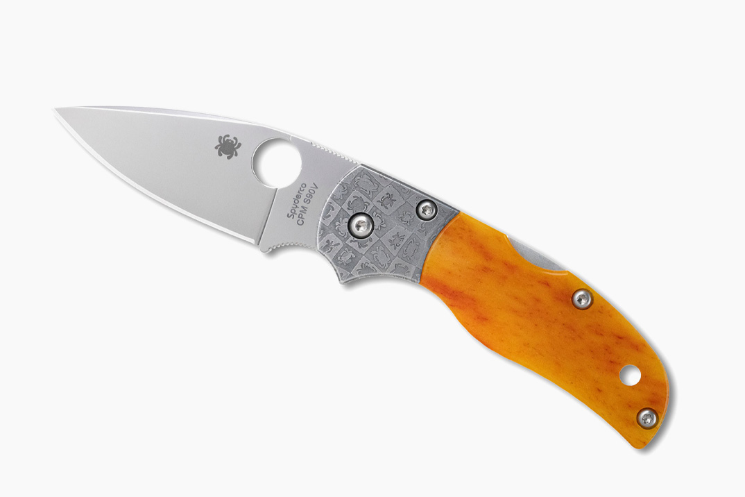Spyderco gastou 1.200 horas forjando manualmente o mosaico de Damasco para esta faca Native 5 de aniversário
