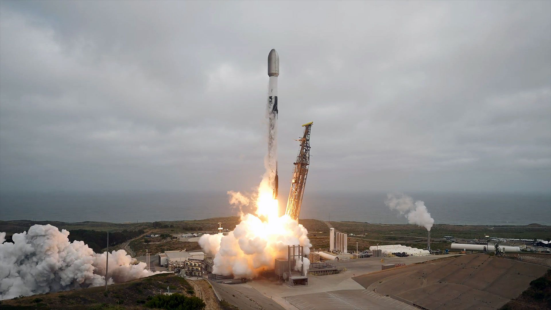 SpaceX envia 24 satélites Starlink para a órbita da Terra no lançamento do Falcon 9 da Califórnia