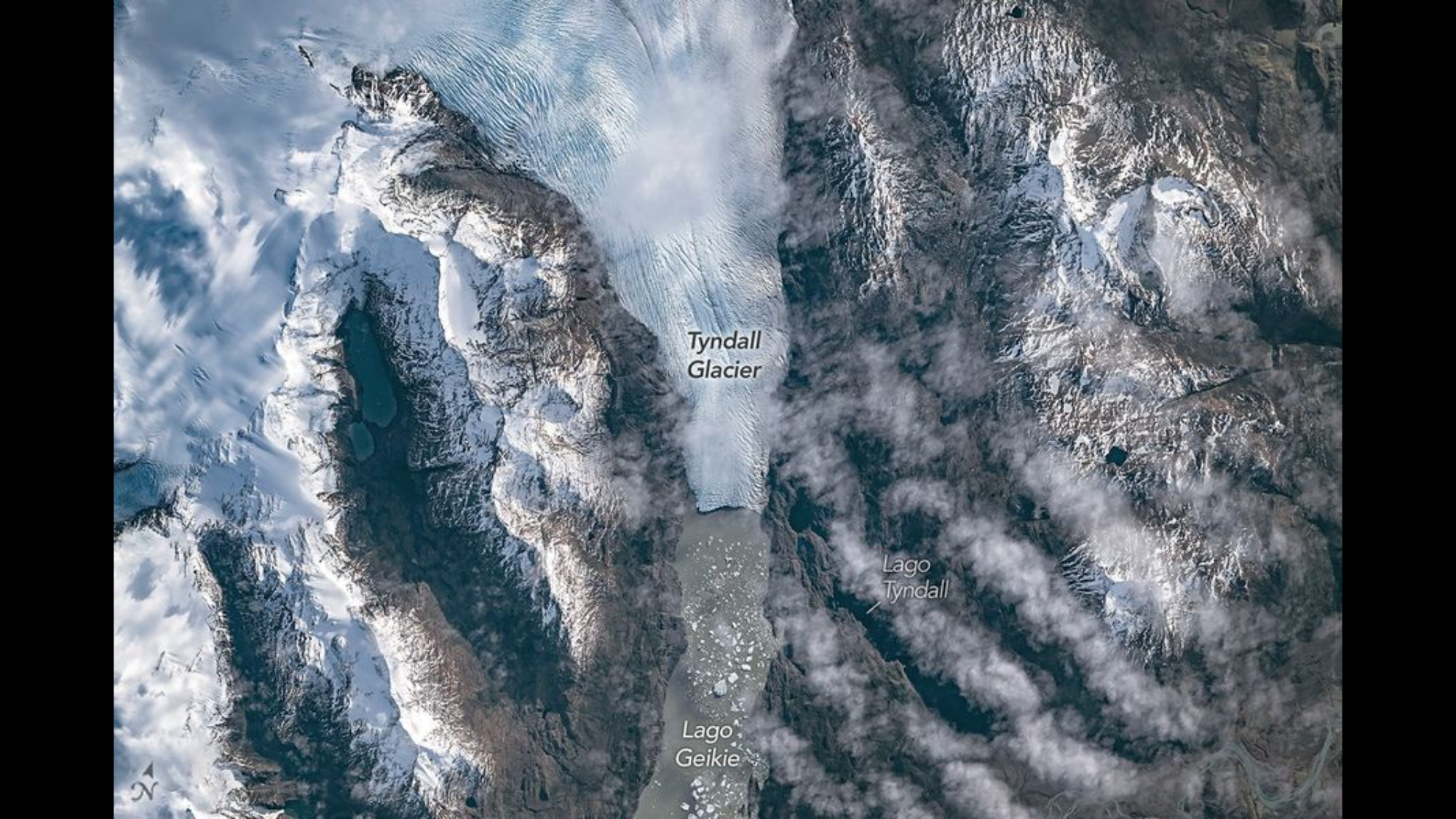 Astronautas observam do espaço como o gelo se estilhaça em uma foto de uma geleira do dia 11 de junho de 2026