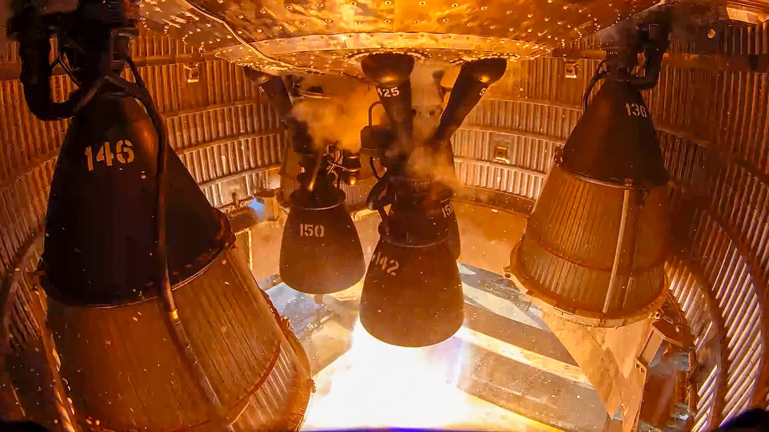 A próxima nave estelar da SpaceX solta fogo pela primeira vez em teste de pré-lançamento (vídeo)
