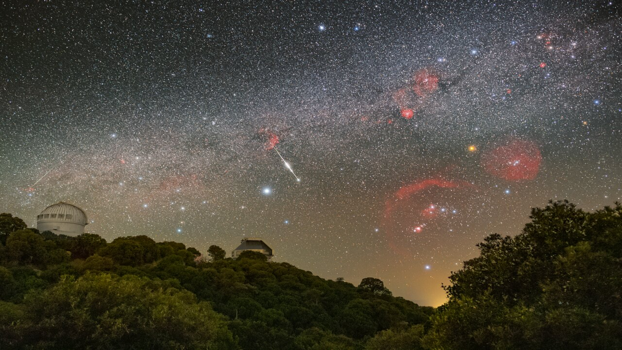 Meteoros cruzam o céu acima da foto do observatório espacial do dia 5 de junho de 2026