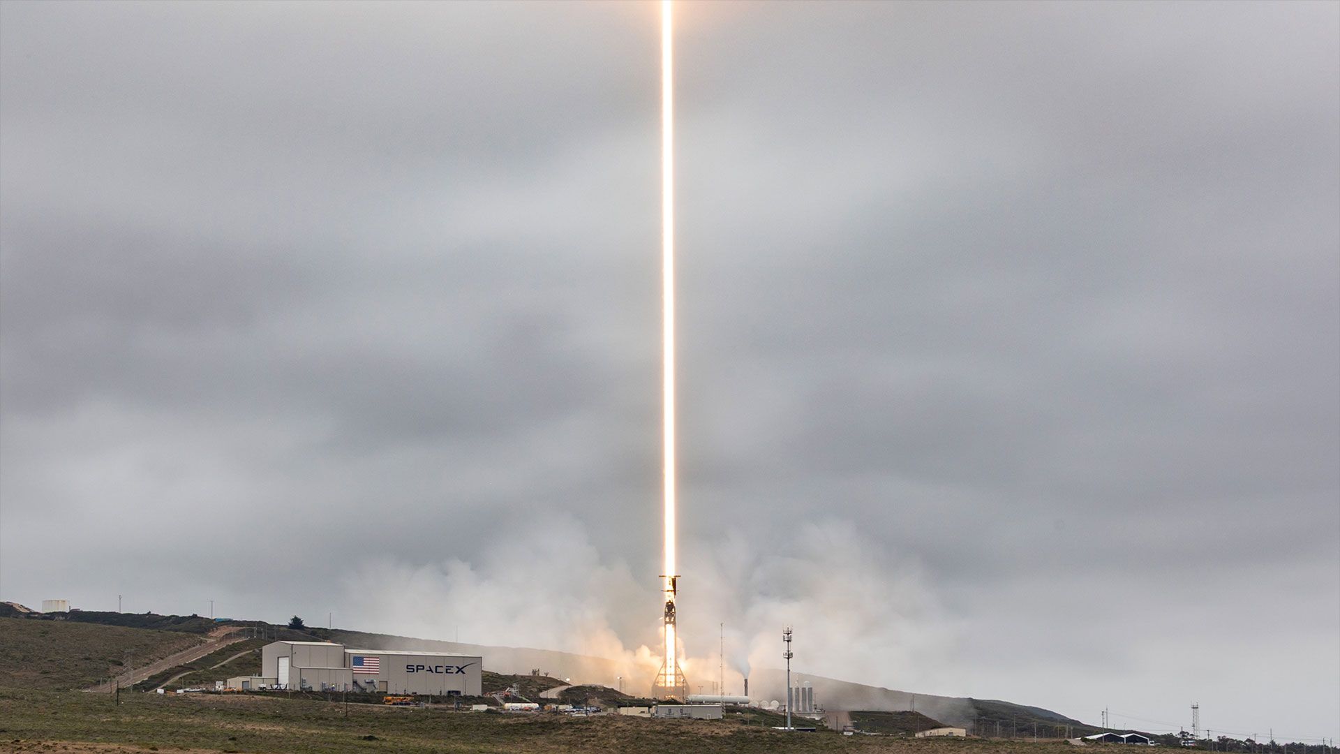 Foguete SpaceX Falcon 9 lança 24 satélites Starlink em órbita baixa da Terra a partir da Califórnia