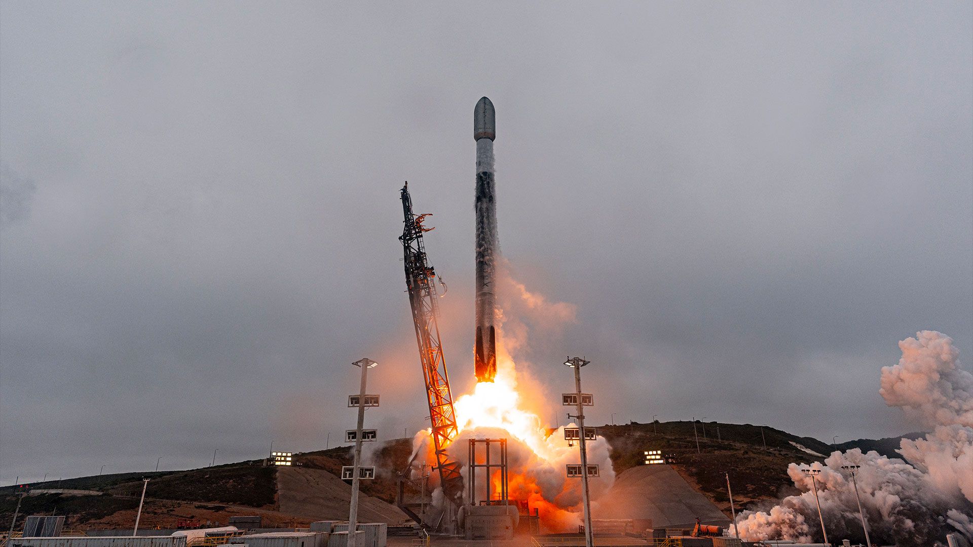SpaceX envia 24 satélites Starlink para órbita no primeiro lançamento como empresa pública (vídeo)
