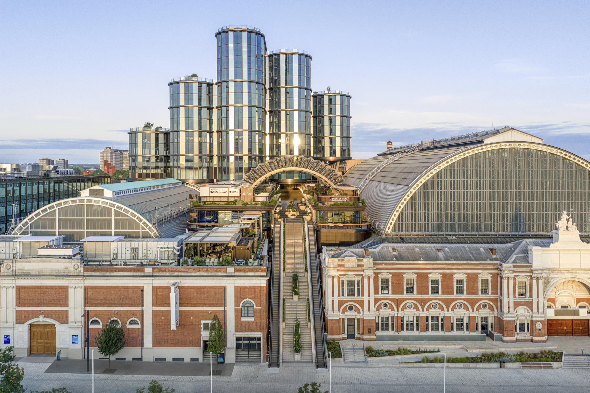 Heatherwick Studio e SPPARC revelam a primeira fase da transformação de Olympia no oeste de Londres