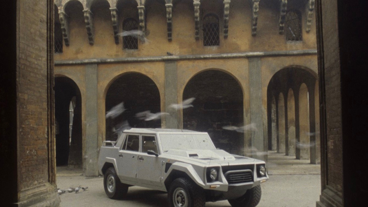 O primeiro SUV da Lamborghini completa 40 anos e tinha um Countach V12