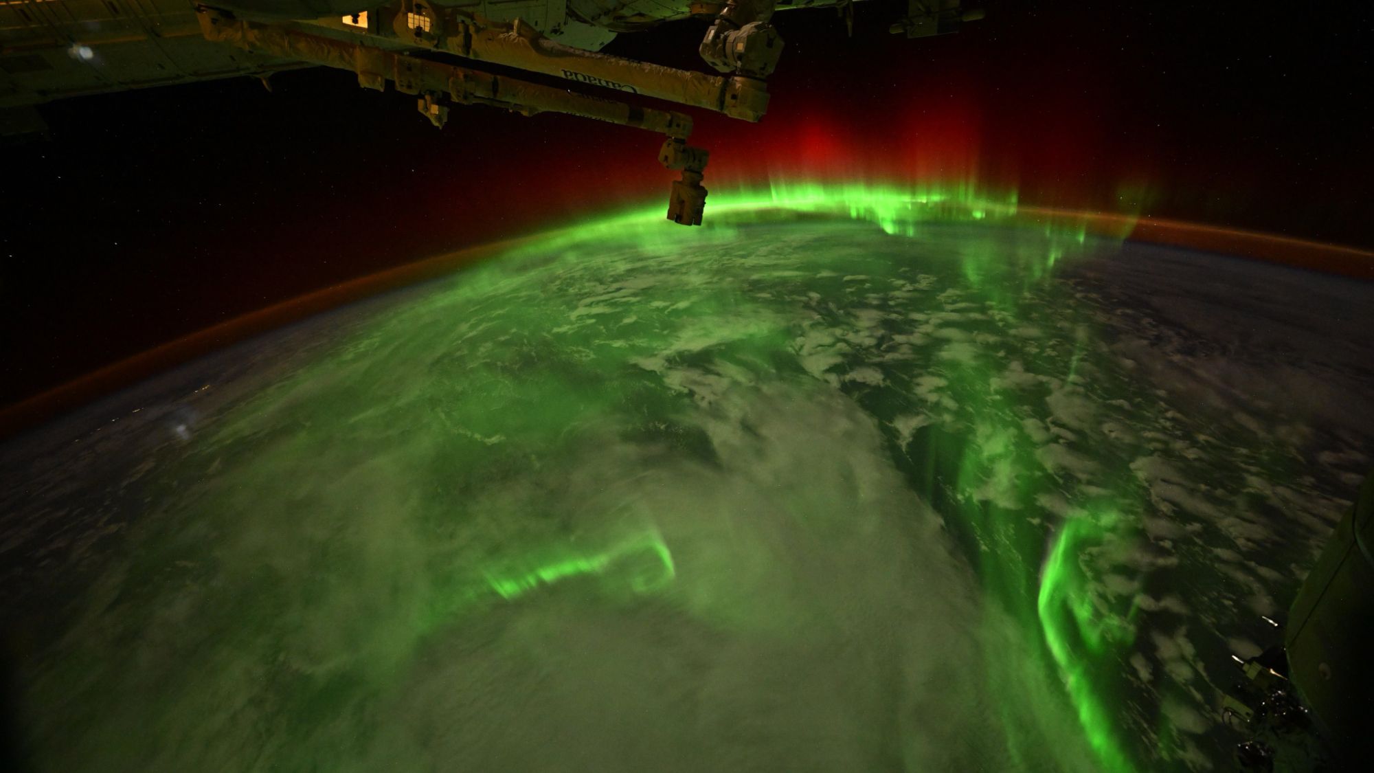 Astronauta captura auroras semelhantes a cobras em uma foto do dia do SpaceX Dragon em 9 de junho de 2026