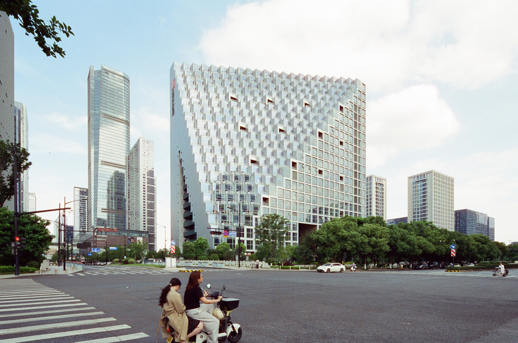 OMA conclui desenvolvimento de uso misto do Hangzhou Prism na futura cidade tecnológica da China