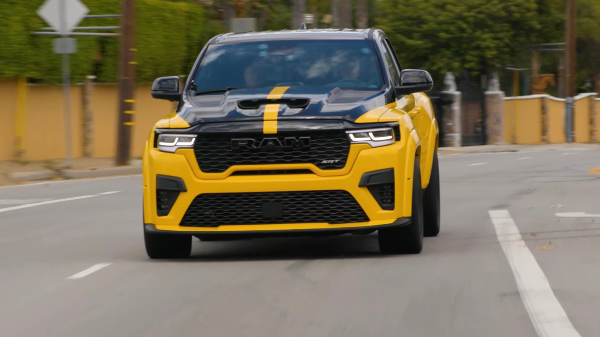 Jay Leno diz que o Rumble Bee de 170 MPH de Ram parece um desafiante alto