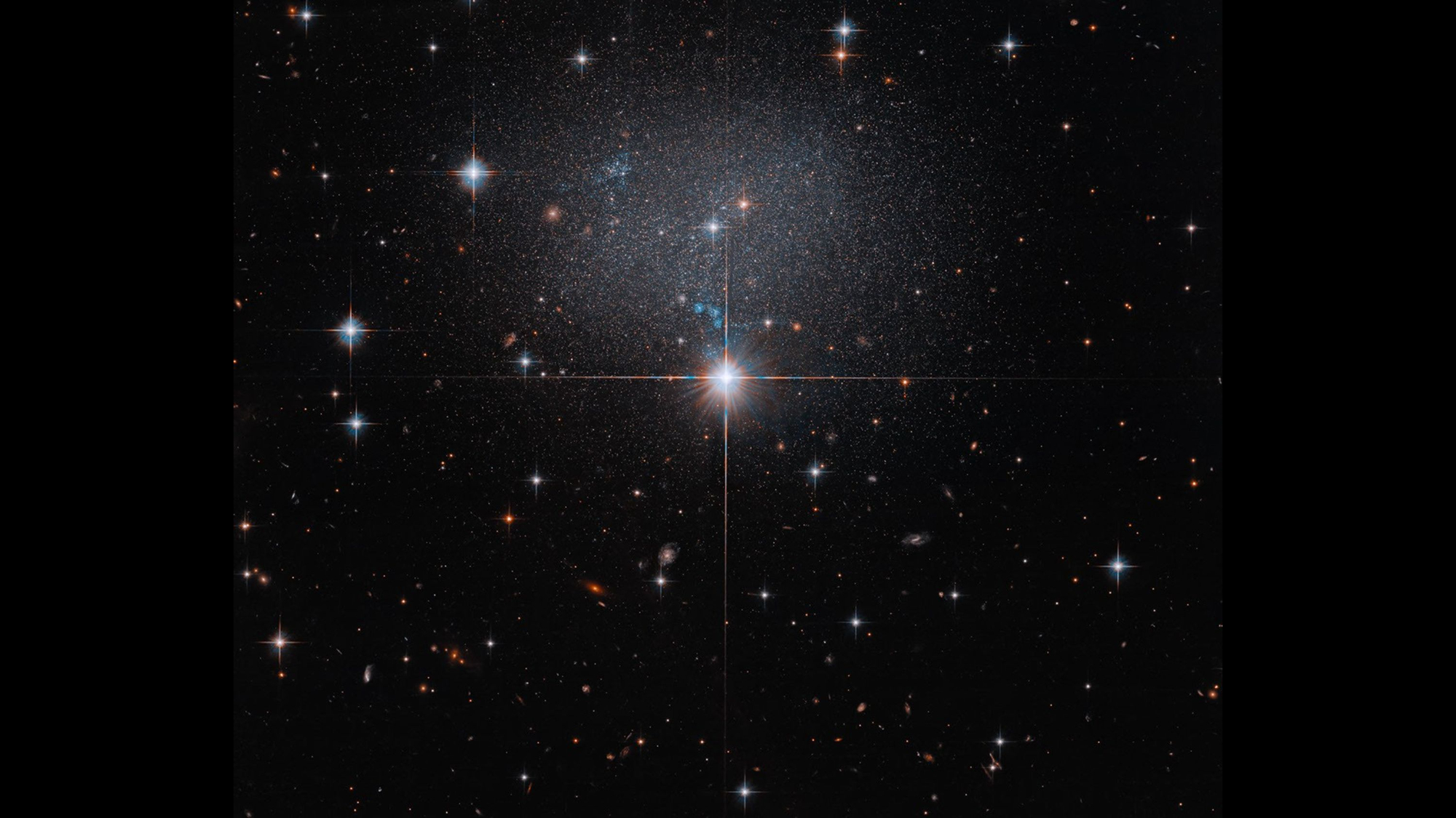 Hubble espia um enxame de estrelas em uma foto de uma galáxia estranha e irregular do dia 15 de 2026