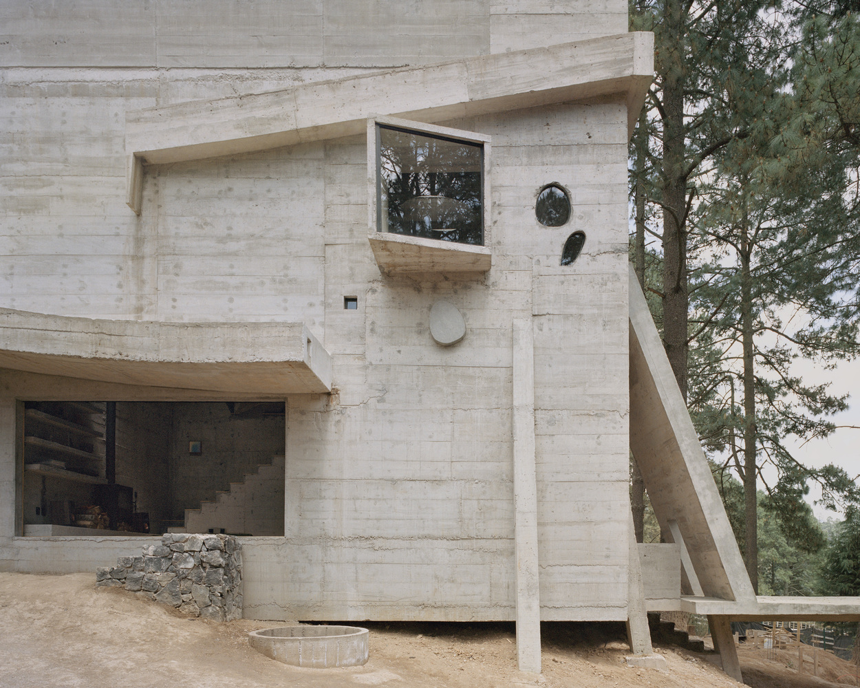 Paredes espessas e aberturas profundas: quando a arquitetura redescobre a massa