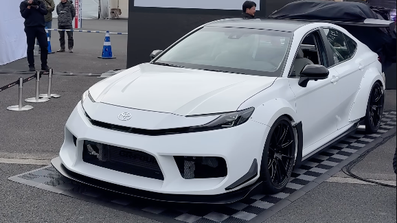 Toyota Camry enlouquece com 700 HP, sete cilindros e versão RWD Bosozoku