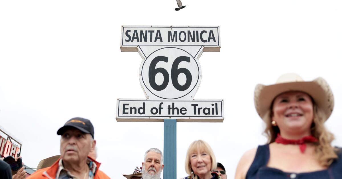 A Rota 66 ainda acena às 100 enquanto uma caravana decola de Santa Monica