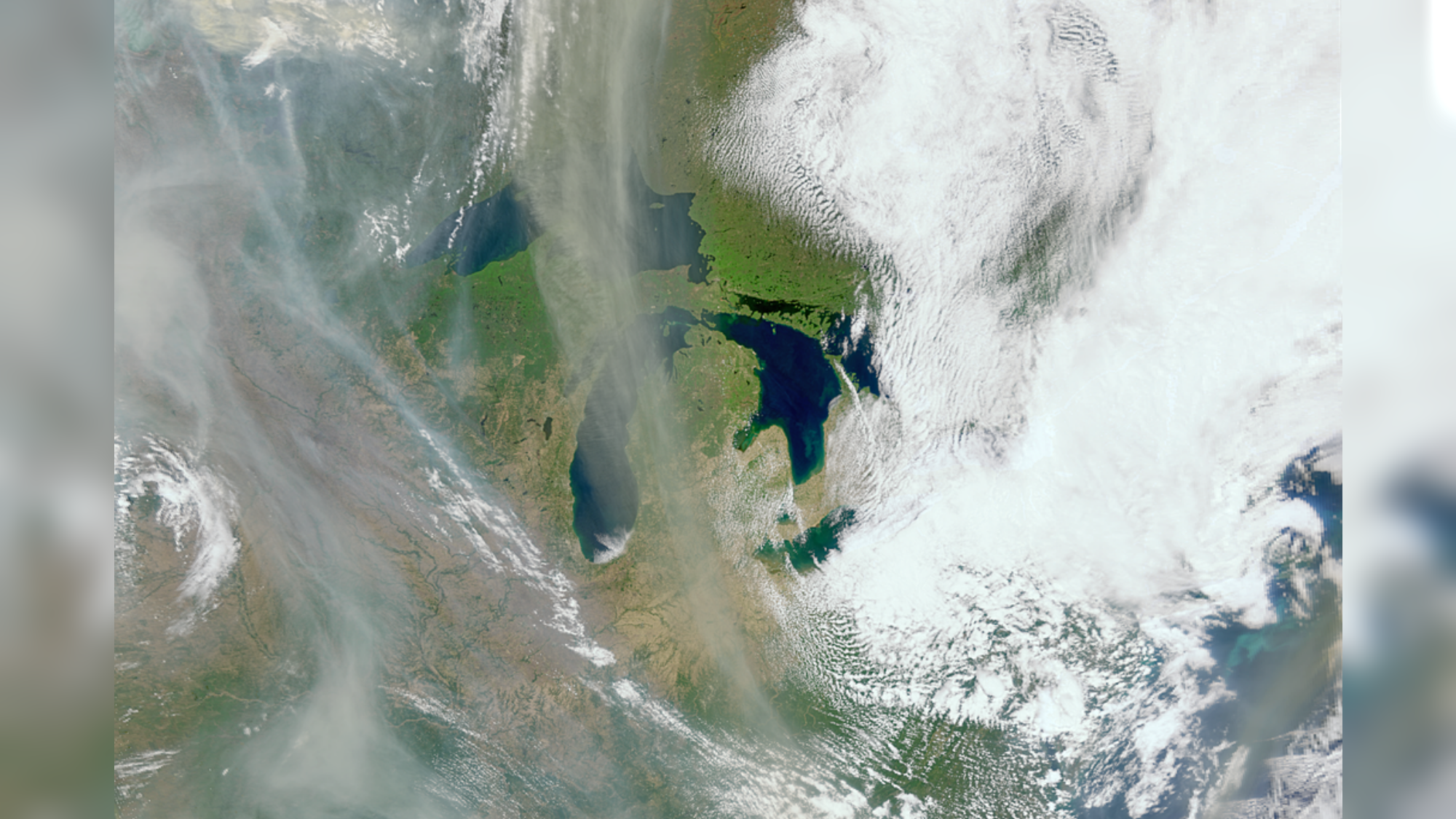 Satélite de monitoramento oceânico detecta fumaça de incêndio florestal no espaço, foto do dia de 1º de julho de 2026