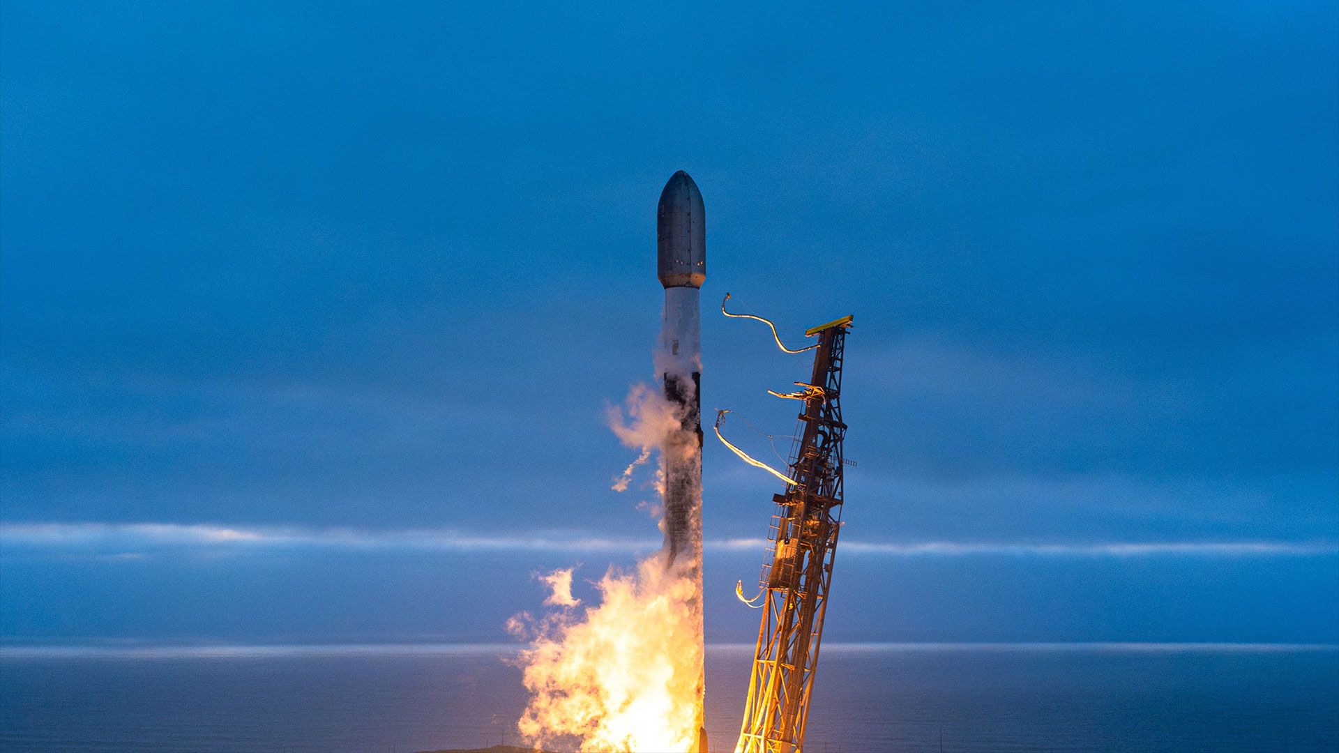 Foguete SpaceX Falcon 9 lança 24 satélites Starlink da Califórnia