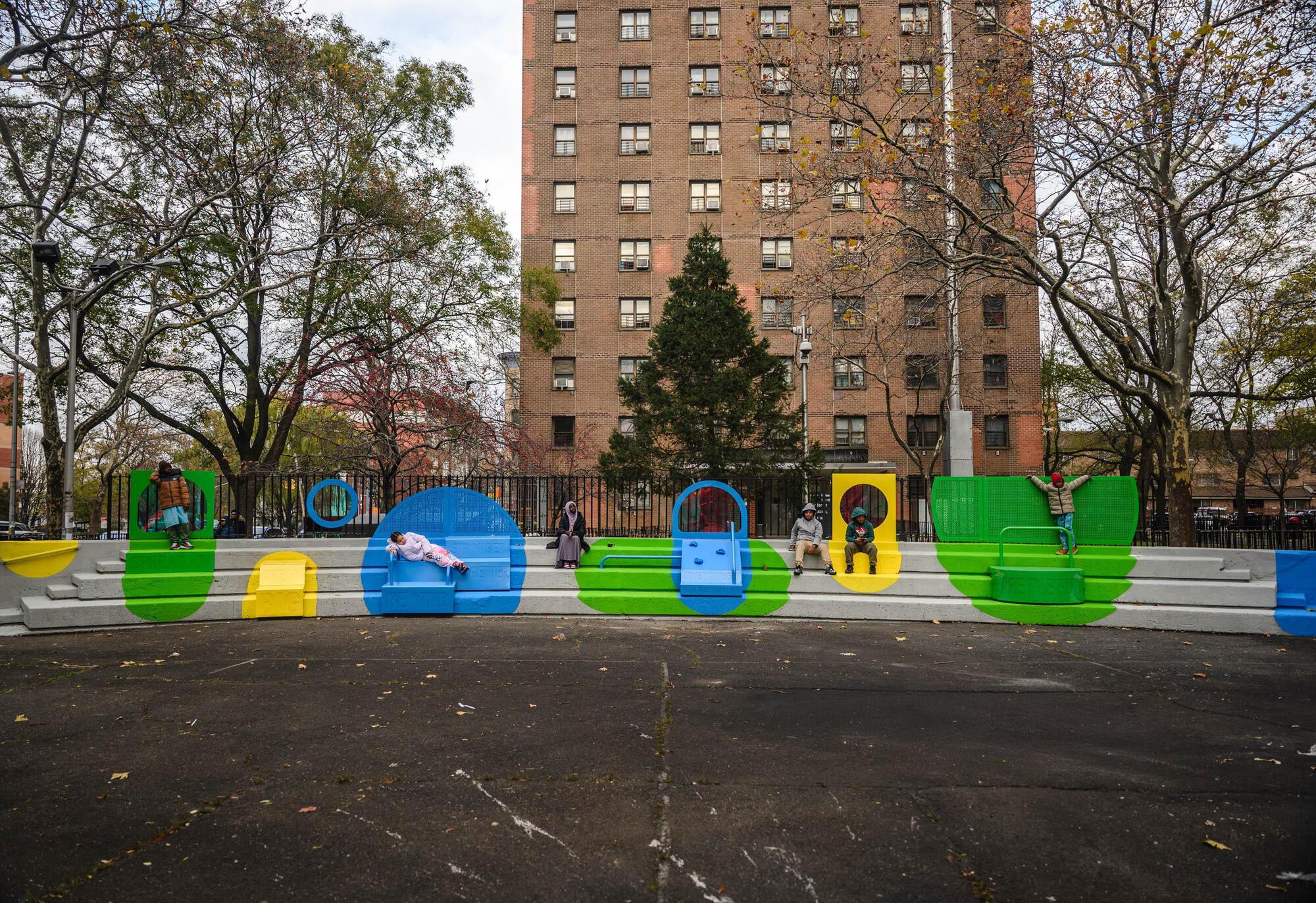 Quem é o dono do espaço público? Três modelos ativos de gestão compartilhada que moldam os bens comuns urbanos na Europa e em Nova York