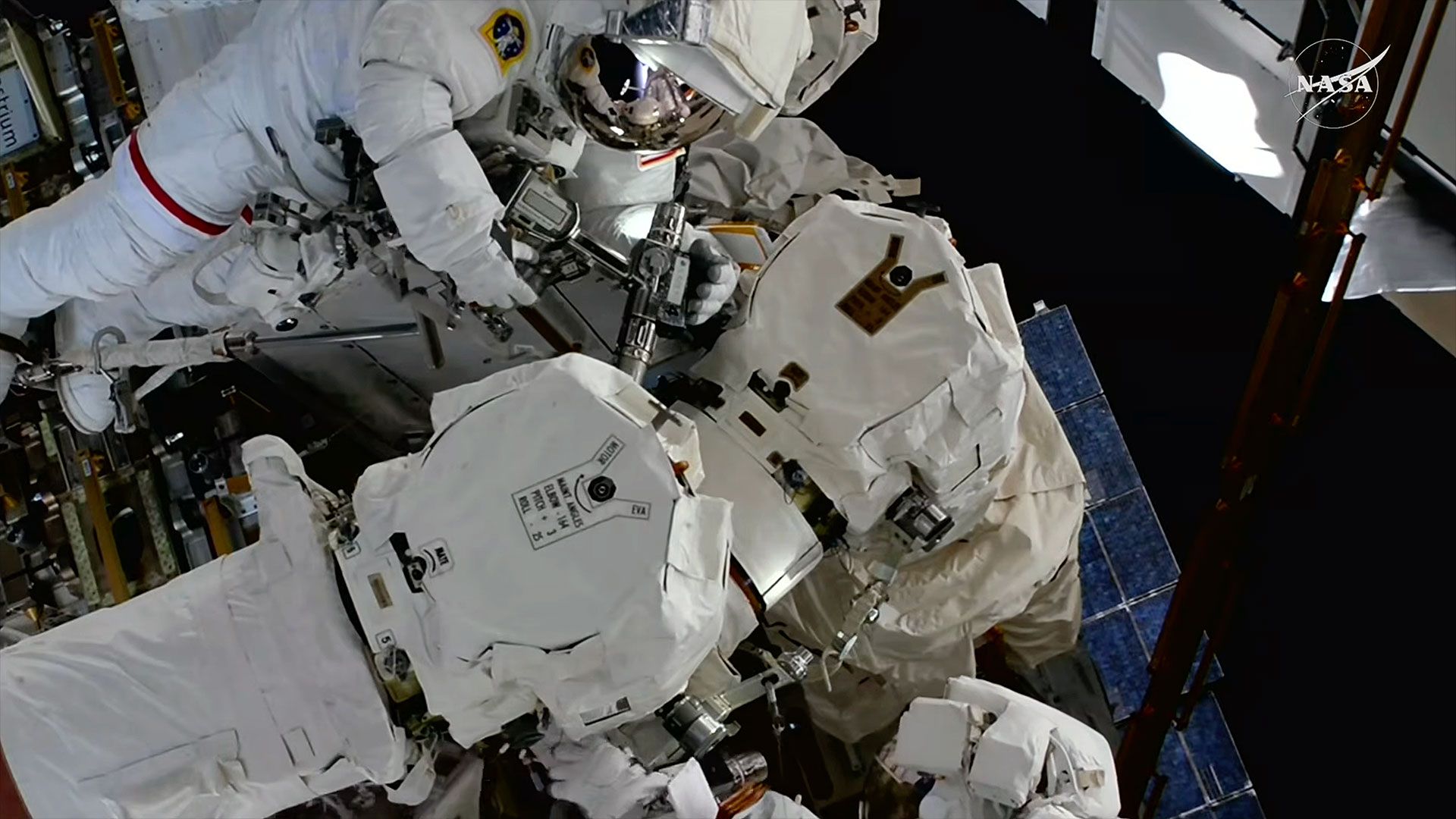 ‘Bem a tempo para o Dia do Canadá’: astronautas que caminham no espaço consertam o enorme Canadarm2 da estação espacial