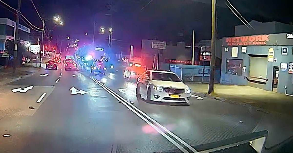 Mais de 20 carros de polícia foram mobilizados para parar um motorista em alta velocidade em Sydney