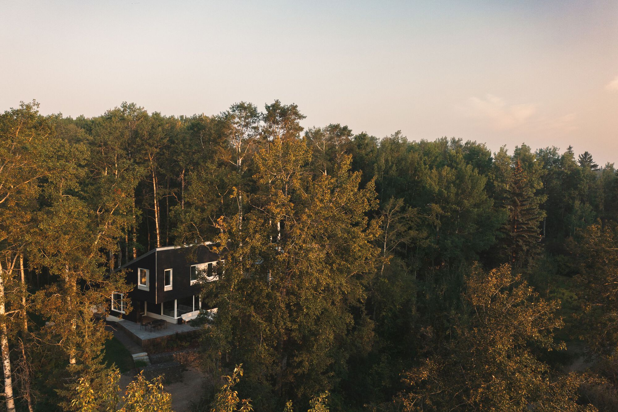 Cabana no Lago Wabamun / Josh Knows