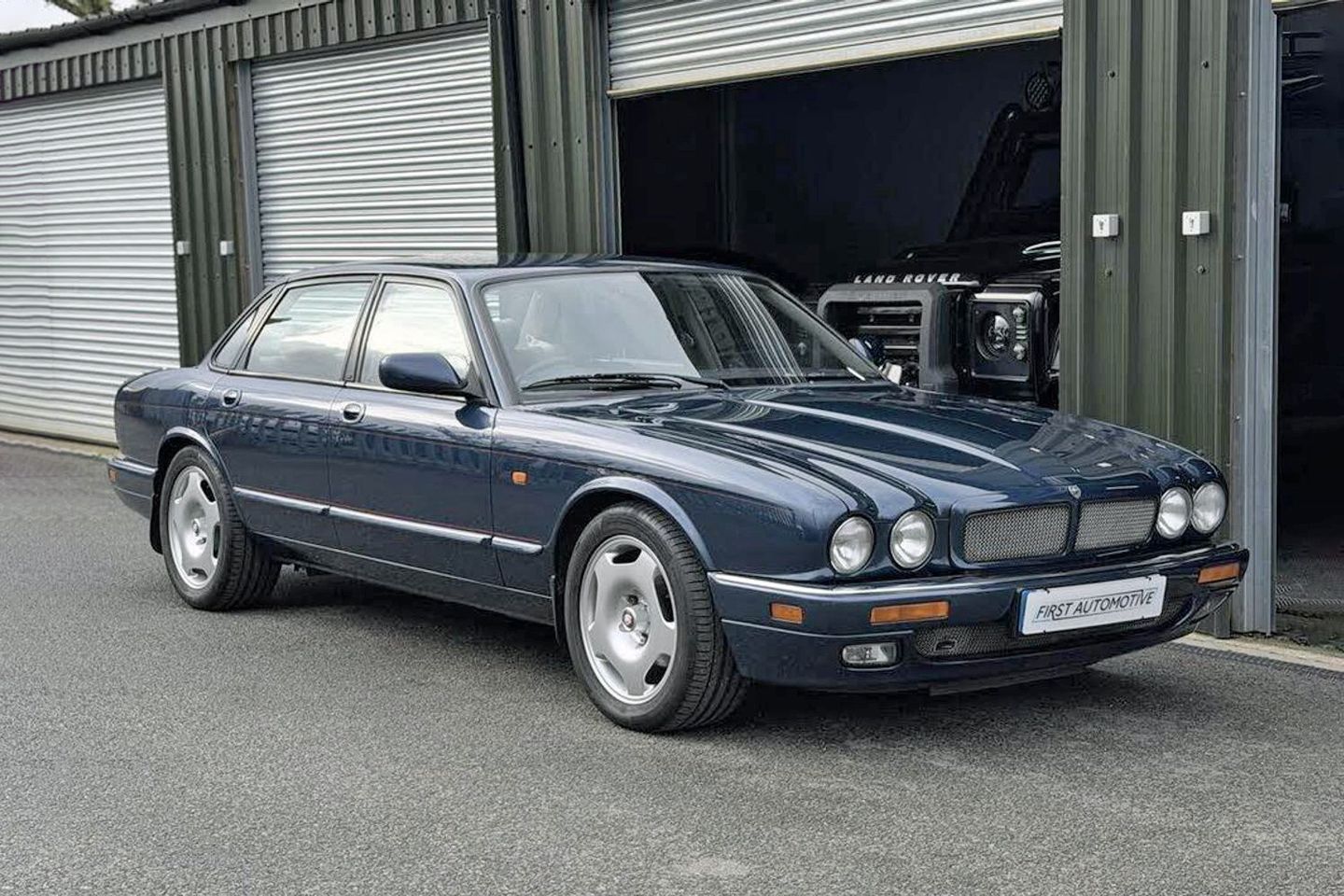 Cor – há um Jaguar XJR manual à venda