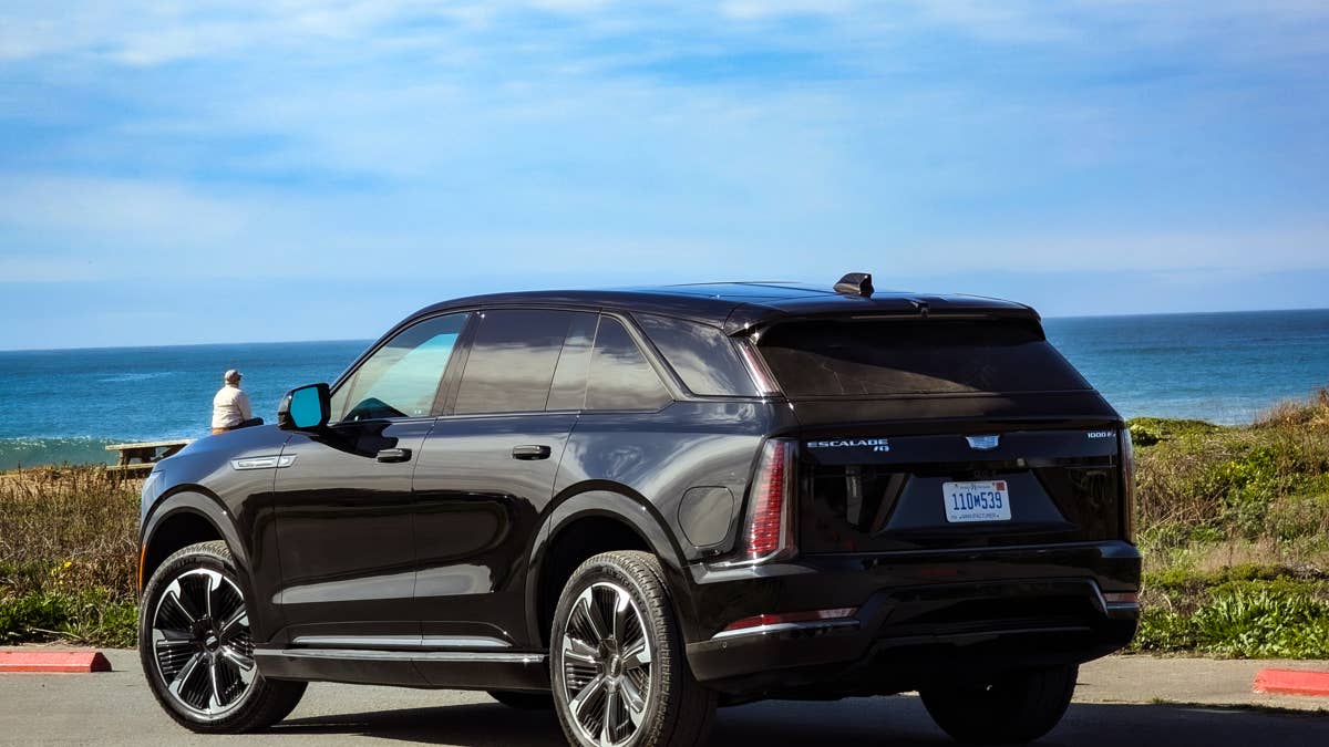2027 Cadillac Escalade IQ ganha novo acabamento escurecido