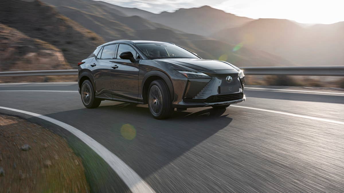 Lexus está dando aos modelos RZ mais antigos um impulso de 40 HP com nova atualização de US$ 1.400