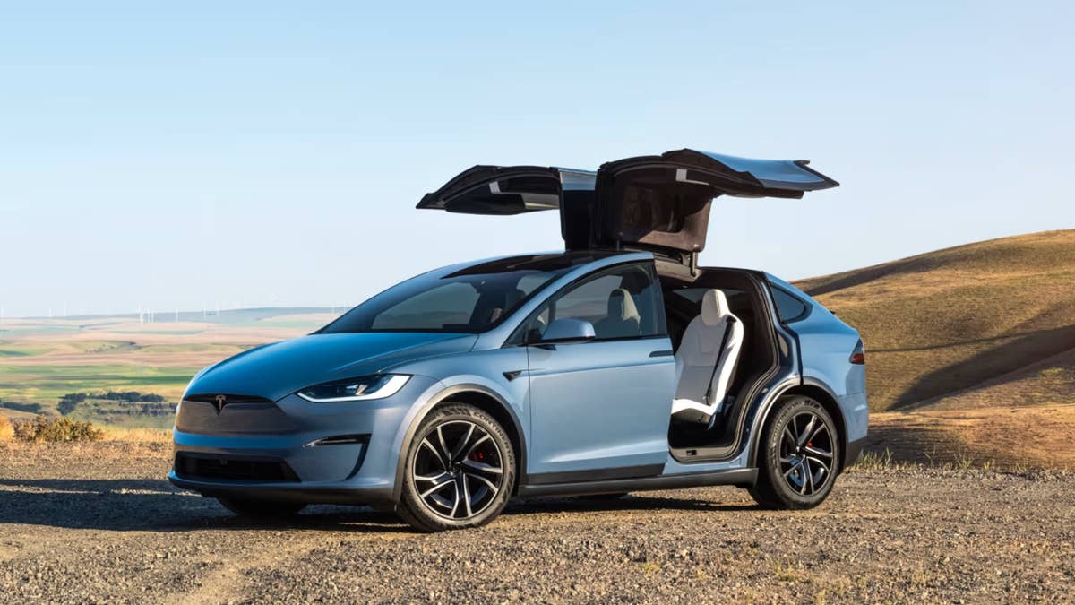 Processo da Tesla afirma que o piloto automático acelerou tão violentamente que os pneus estouraram