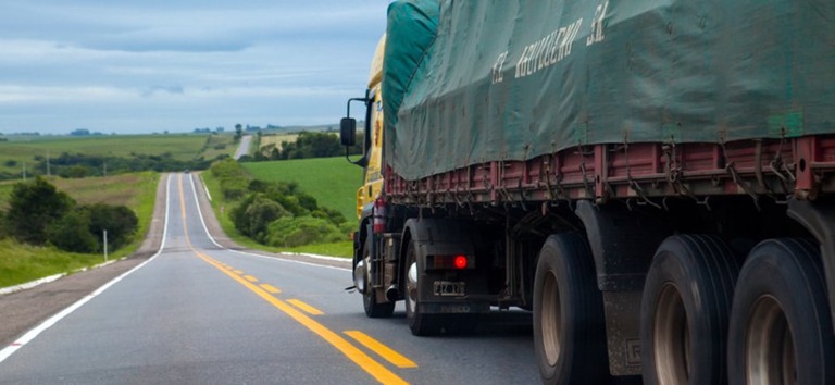Foto mostrando caminhão de cargas em rodovia federal concedida — Agência Nacional de Transportes Terrestres