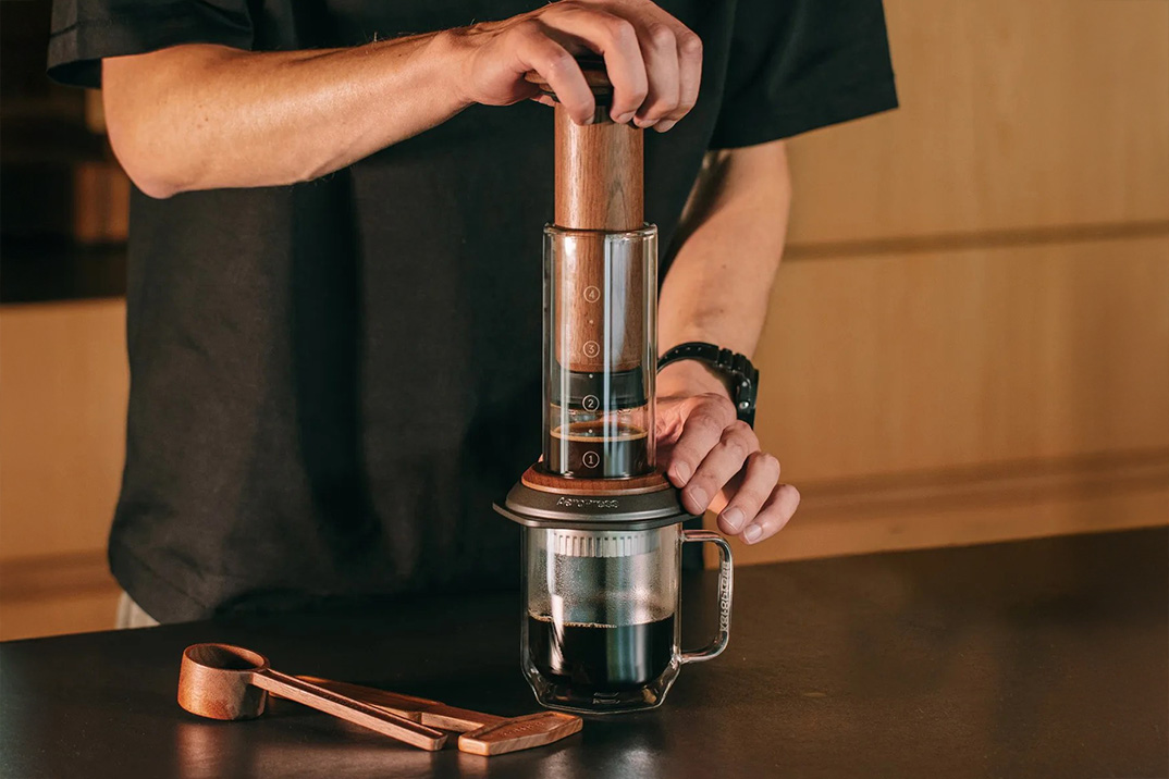 AeroPress envolve sua cervejaria clássica de culto em nogueira preta sólida