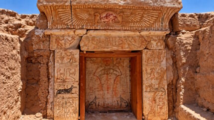 Tumba piramidal da era romana com estela grega encontrada no Egito – The History Blog