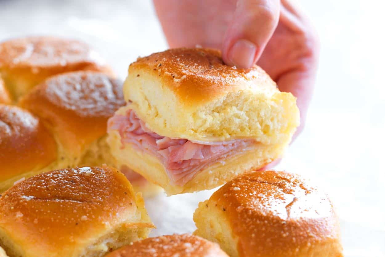Receita fácil de sliders de presunto e queijo