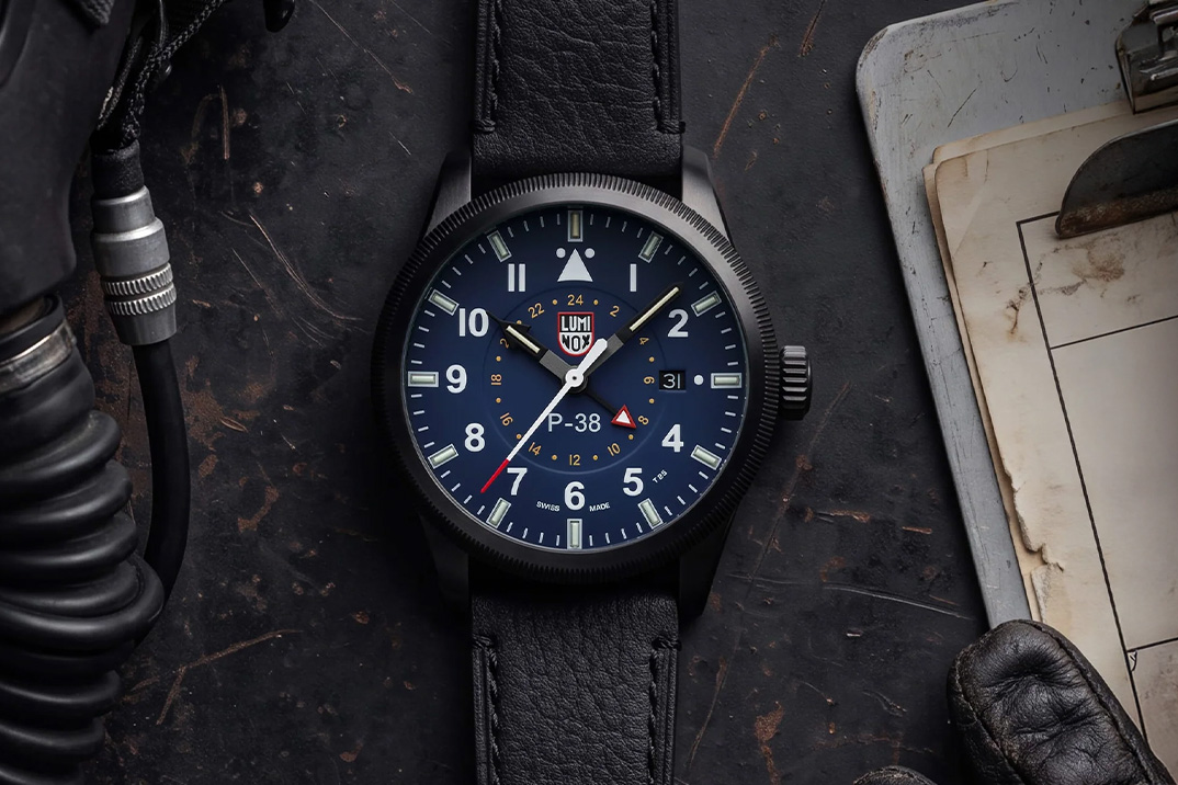 Luminox revive seu P-38 Lightning GMT licenciado pela Lockheed em Stealth Black Steel