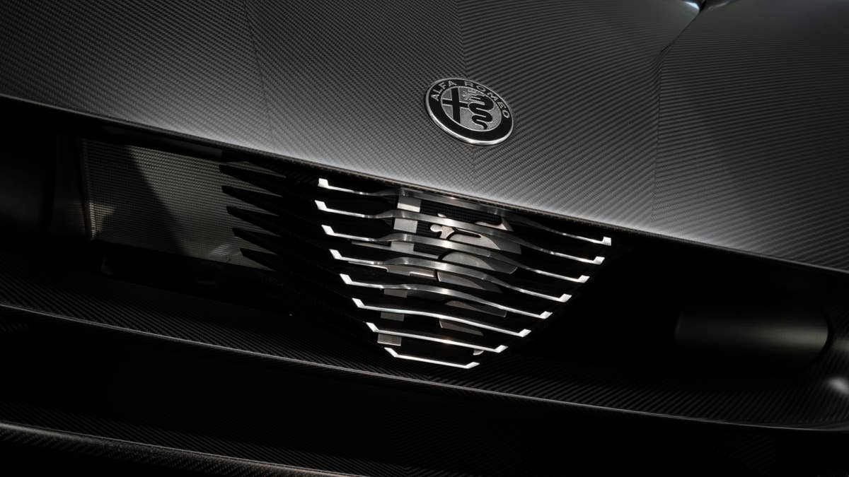 Alfa Romeo constrói o único Stradale 33 totalmente preto