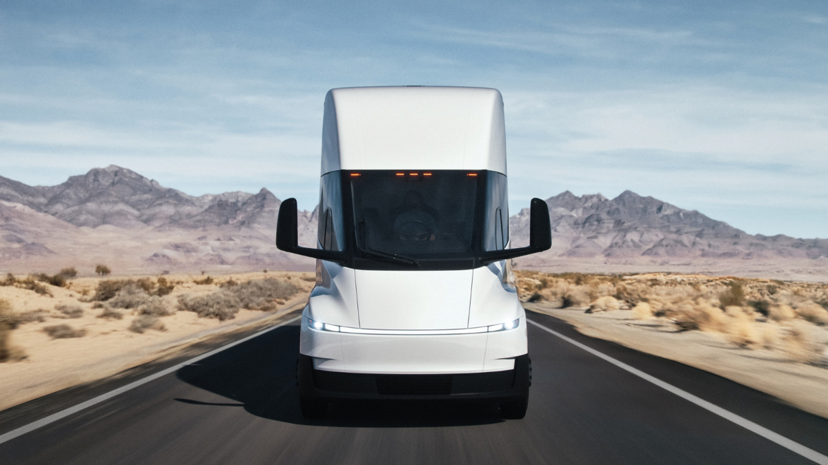 Tesla abre primeira semi-fábrica dedicada enquanto diesel atinge recorde