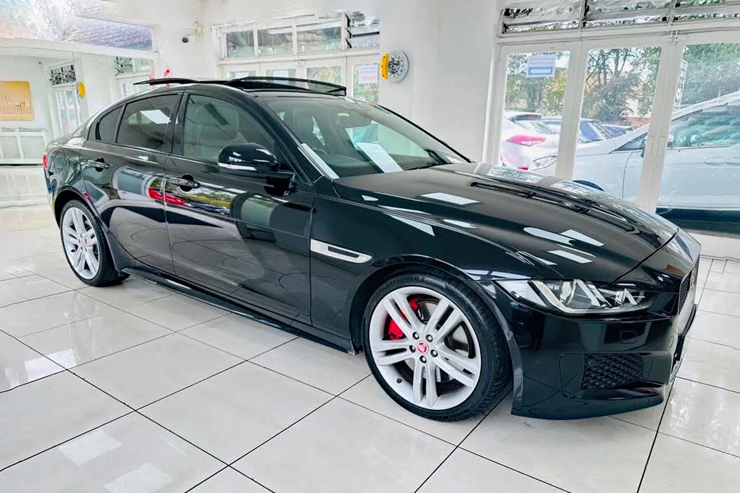 Jaguar XE S | Identificado