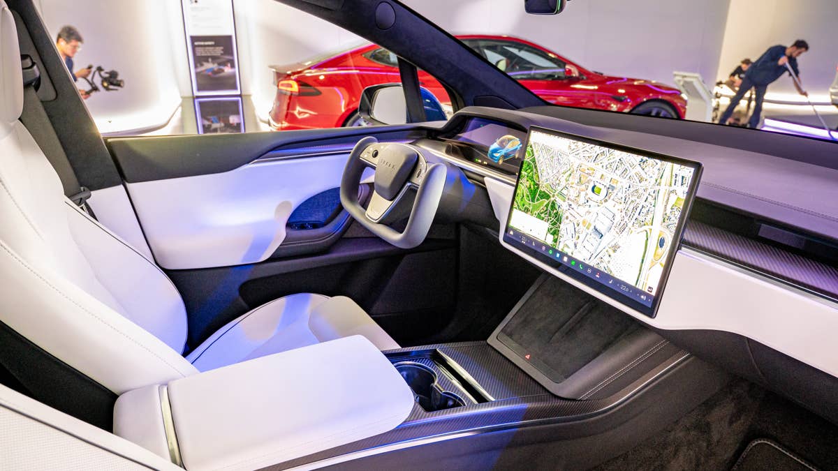 Tesla baniu o Apple CarPlay, então os hackers o colocaram de qualquer maneira