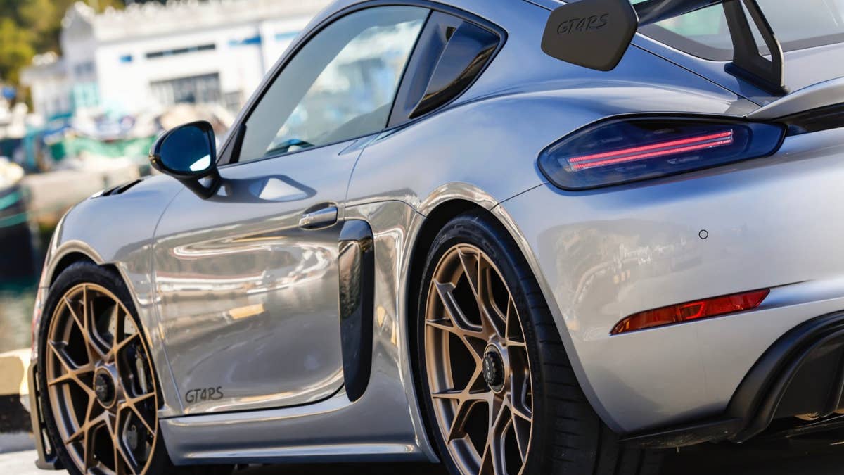 Porsche alerta centenas de proprietários para não dirigirem, pois as rodas podem se soltar