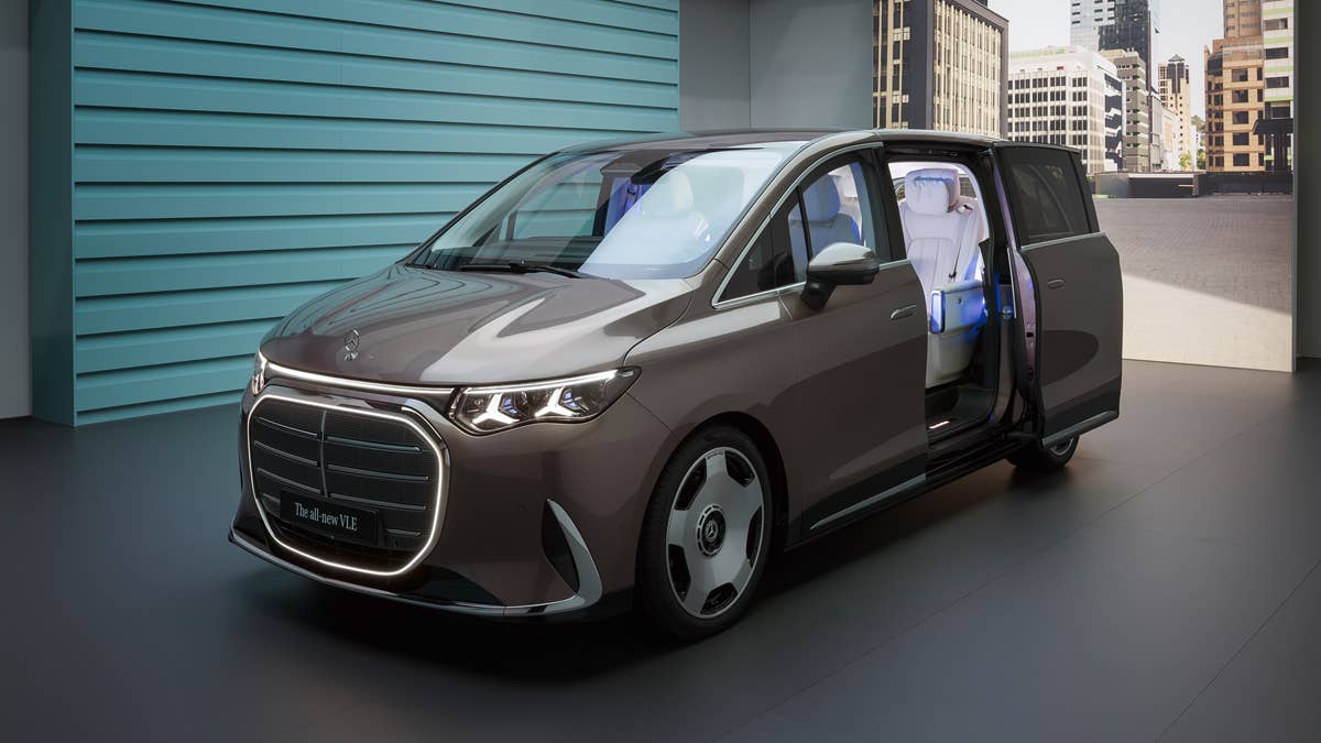 Kid supostamente inverte Mercedes Luxury EV em parede no Salão do Automóvel de Paris