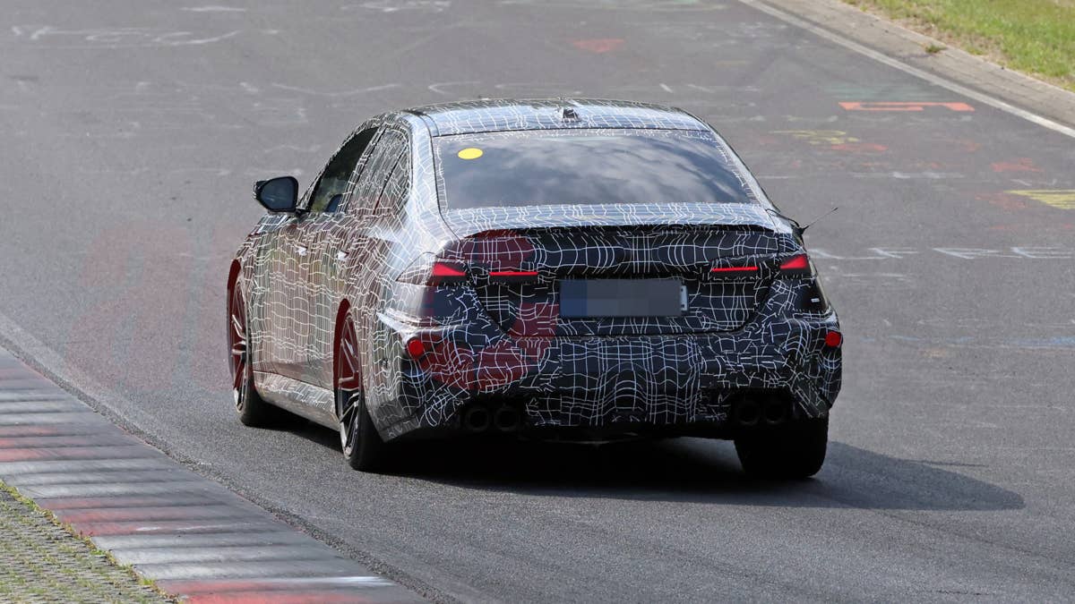 2028 BMW M5 espionado com uma nova cara dramaticamente diferente
