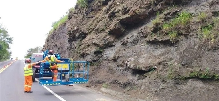 IMAGEM COM UMA DUAS PESSOAS REALZIANDO AS OBRAS