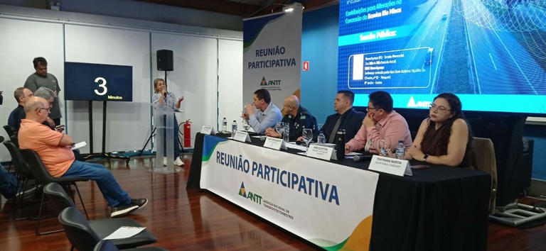 imagem com cinco pessoas na bancada da reunião participativa — Agência Nacional de Transportes Terrestres