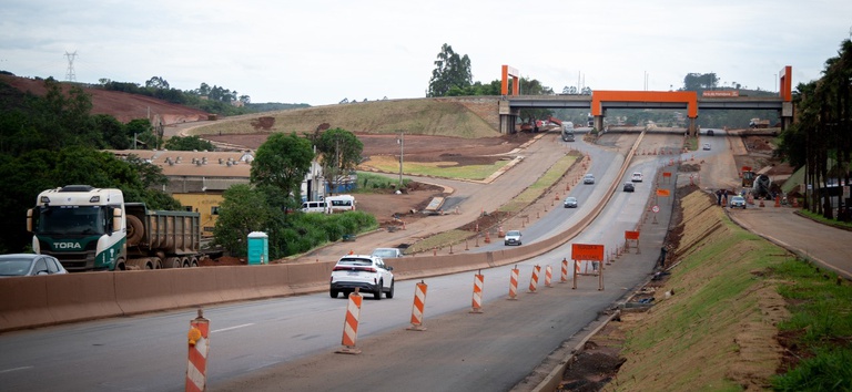 IMAGEM DA RODOVIA COM CARROS E SINALIZAÇÕES