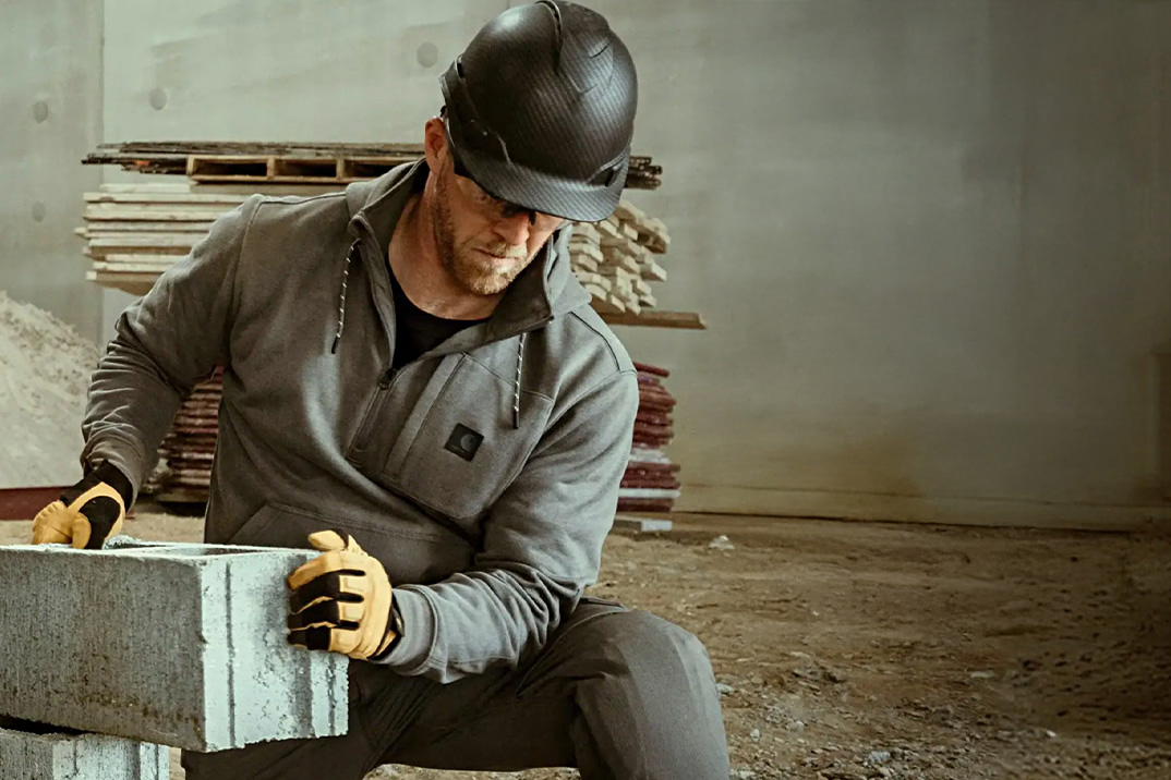 Carhartt acaba de reconstruir sua linha de roupas de trabalho mais resistente de todos os tempos em torno de um super tecido totalmente novo