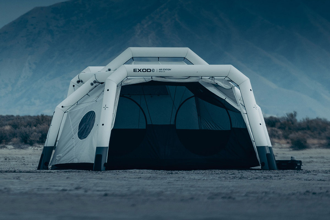 Este acampamento base inflável acomoda 10 pessoas e ainda pode ser embalado em uma única mochila