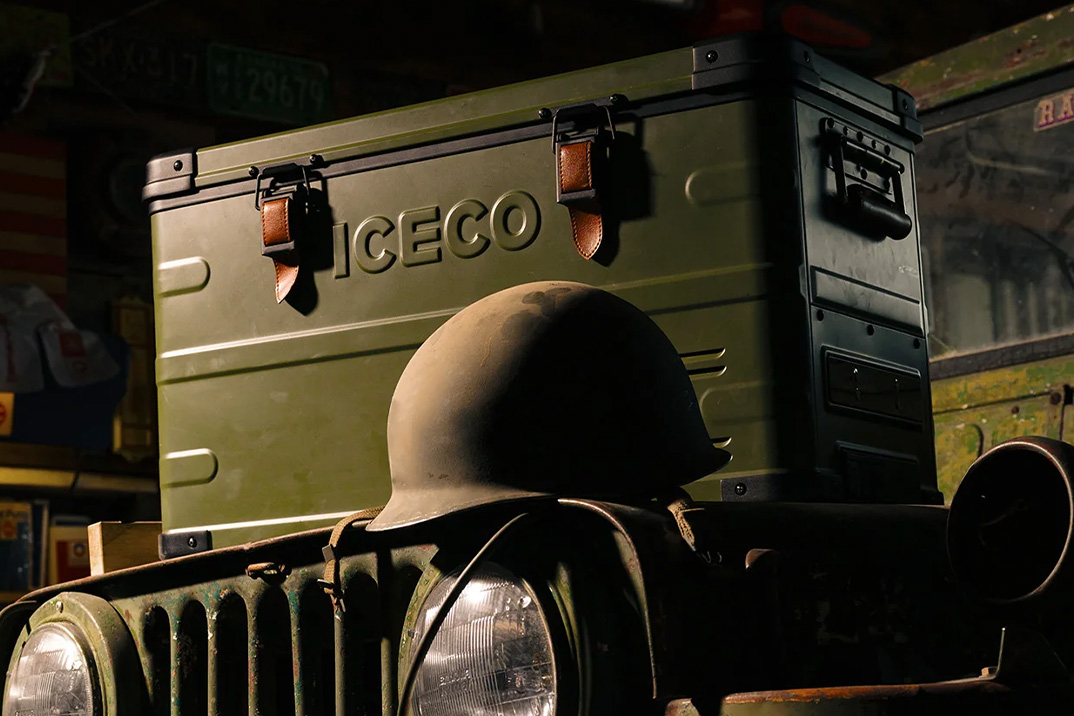 Jeep e ICECO encharcaram este freezer de acampamento em verde exército como se tivesse saído de um Willys 1941