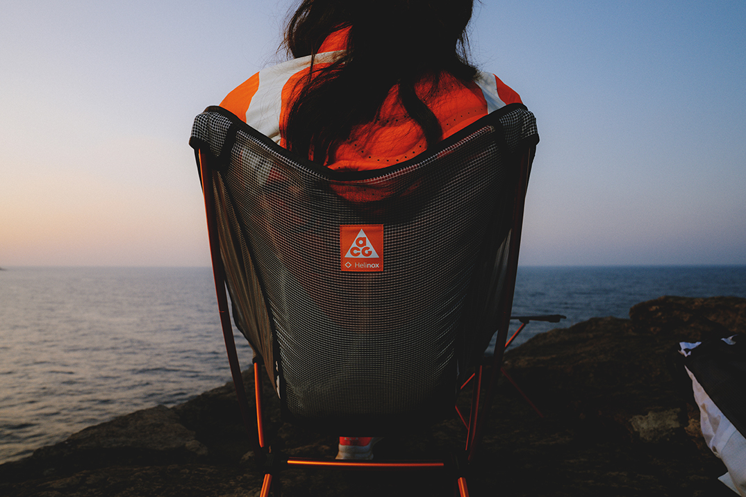Nike ACG cobre o equipamento de acampamento mais leve da Helinox em malha Ghostgrid e laranja