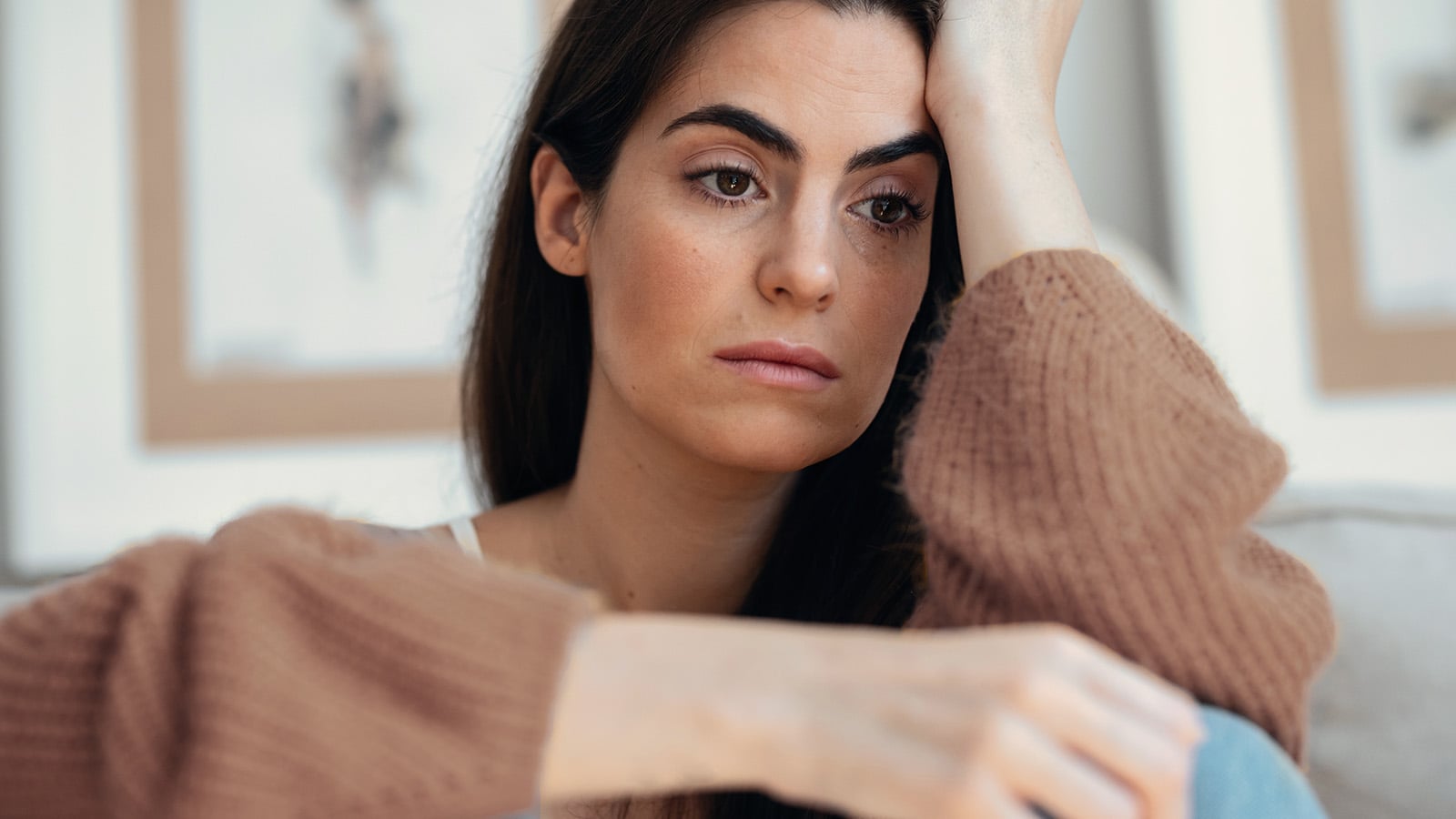 Pessoas que estão lentamente se tornando mais cínicas costumam dizer 7 frases em conversas casuais