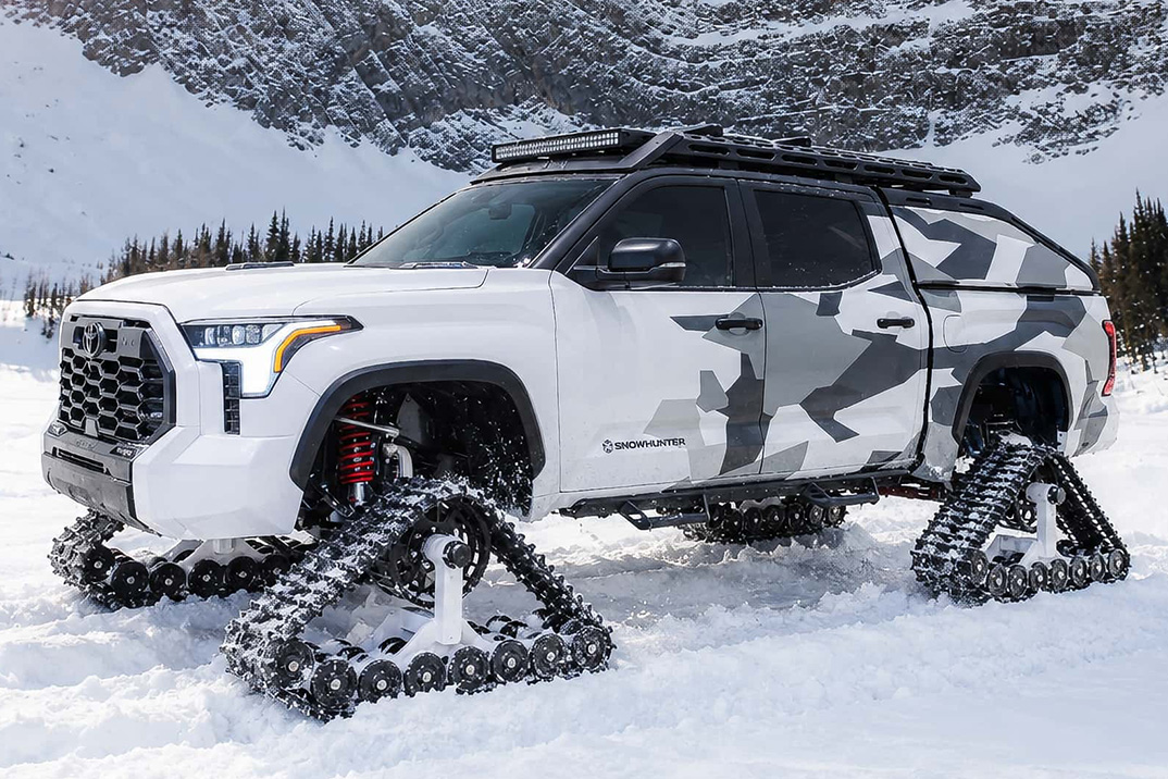 A frota Snowhunter da Toyota transforma cinco caminhões em Snowcats Arctic-Camo