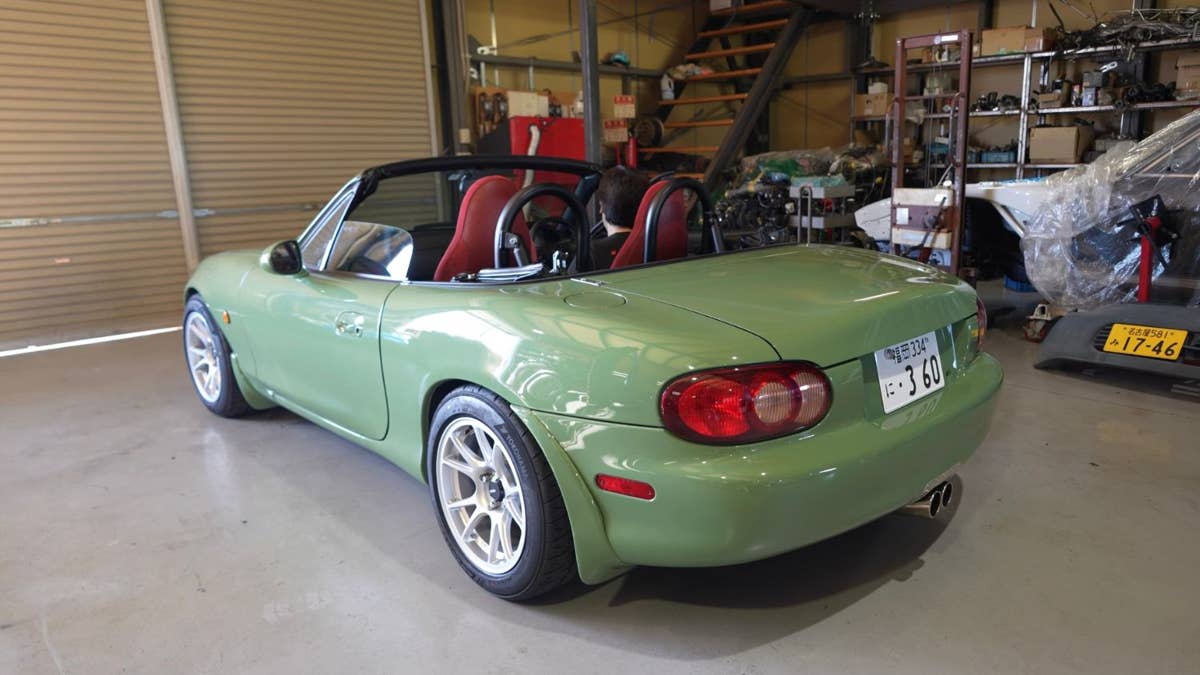 Alguém colocou uma Ferrari V8 em um Mazda Miata e isso é glorioso